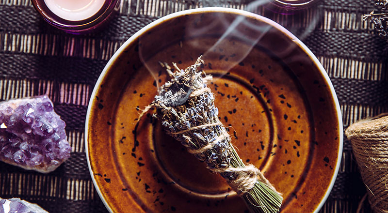 Rituel de purification avec sauge ou lavande séchée